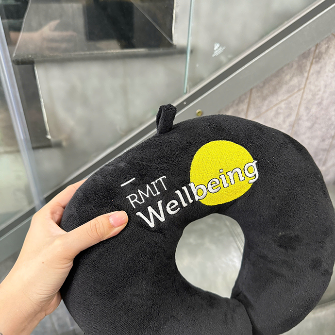 Gối Chữ U In RMIT - In Logo Theo Yêu Cầu – Quà Tặng Tiện Dụng, Giá Tốt