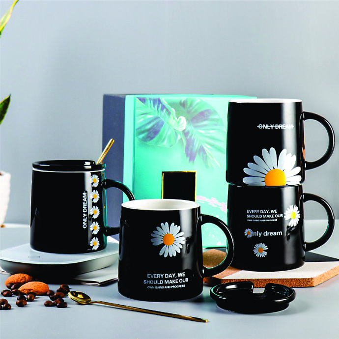 Ly Sứ Đen Họa Tiết Hoa Cúc Cao Cấp Kèm Nắp & Muỗng – Bộ Quà Tặng Sang Trọng