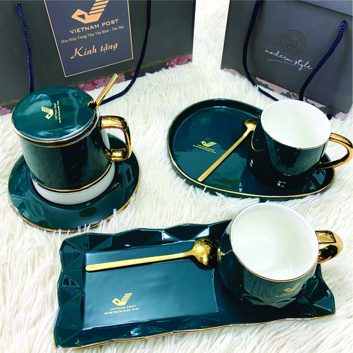 Bộ Ly Sứ Cao Cấp Màu Xanh Ngọc Viền Vàng – In Logo Theo Yêu Cầu