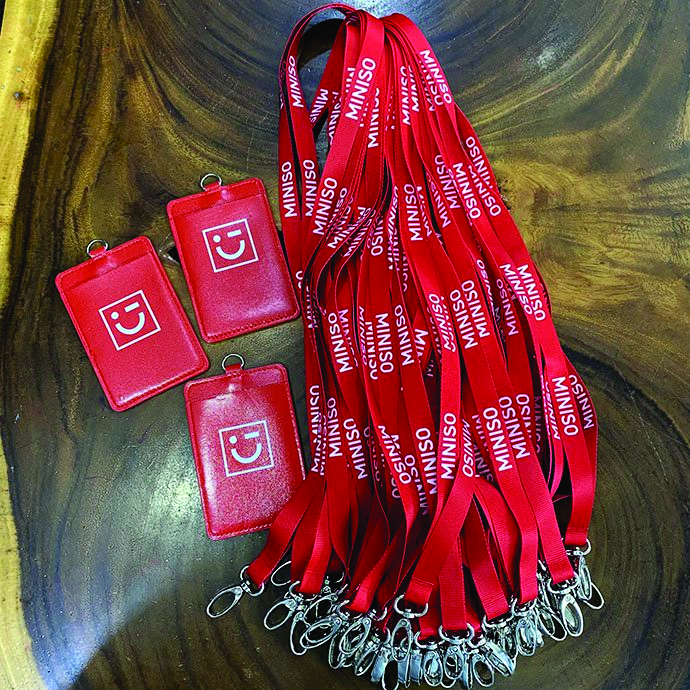 Dây Đeo Thẻ Satin Đỏ In Logo + Bao Đeo Thẻ Nhựa – Nhân Viên & Sự Kiện