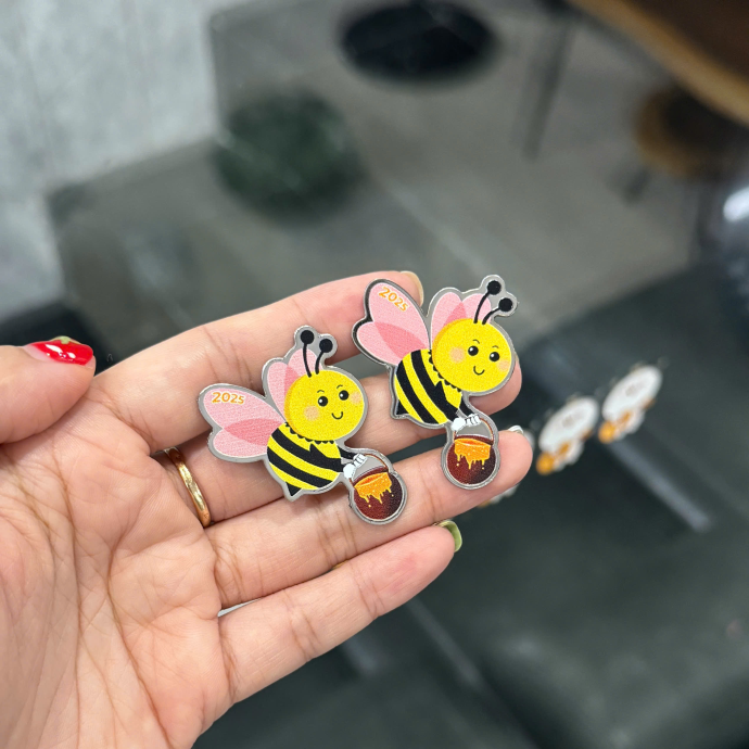 Huy Hiệu Mica Ong Vàng 2025 – In Logo Theo Yêu Cầu, Dễ Thương Và Sáng Tạo