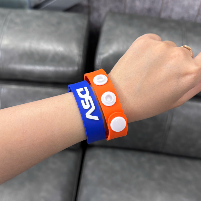 Vòng Tay Cao Su In Thông Điệp – Cài Nút Bấm, Màu Cam Nổi Bật