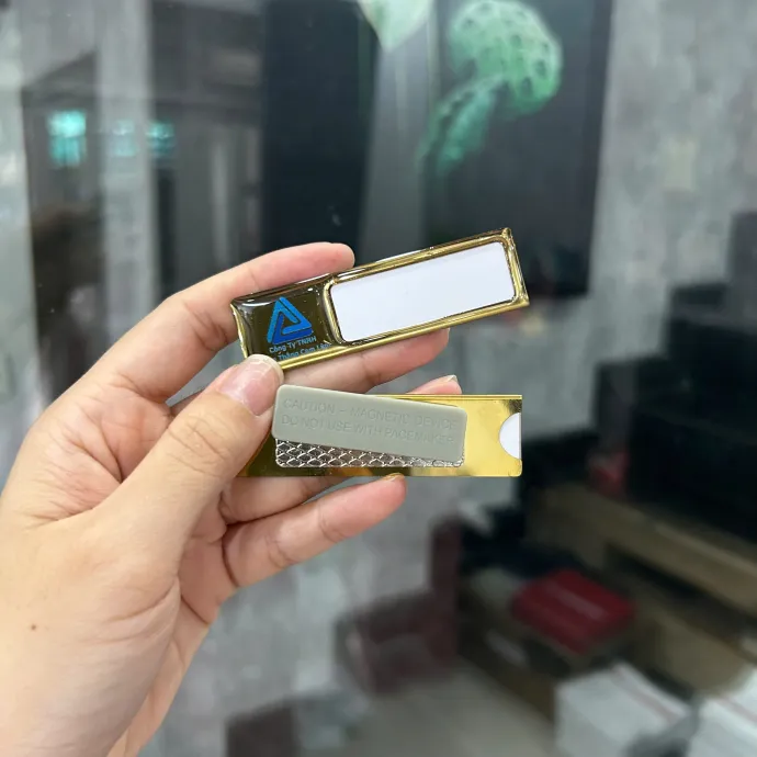 Bảng Tên Nam Châm In Logo – Thẻ Tên Nhân Viên Cao Cấp Theo Yêu Cầu