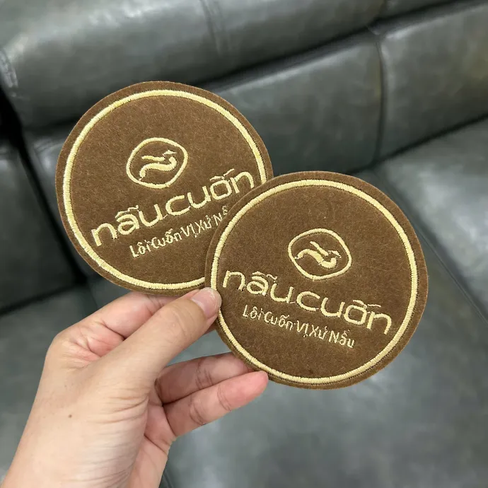 Lót Ly Nỉ Thêu Logo Cao Cấp Quà Tặng Spa Cafe