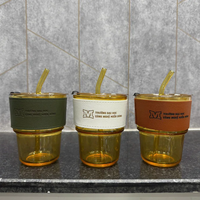 Ly Nhựa Tumbler Kèm Ống Hút Và Đai Da In Logo Theo Yêu Cầu – Ly Quà Tặng Trường Học Giá Xưởng
